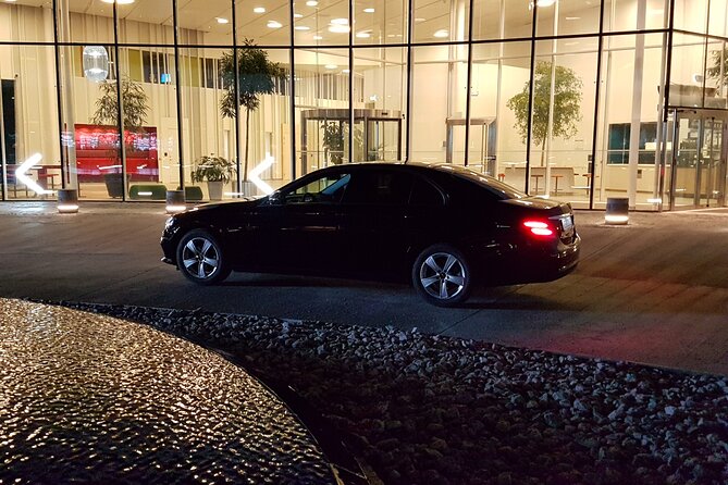 Airport Limousine Transfer: Arlanda Airport to Stockholm City 1-7 Passengers - Who should book this transfer?