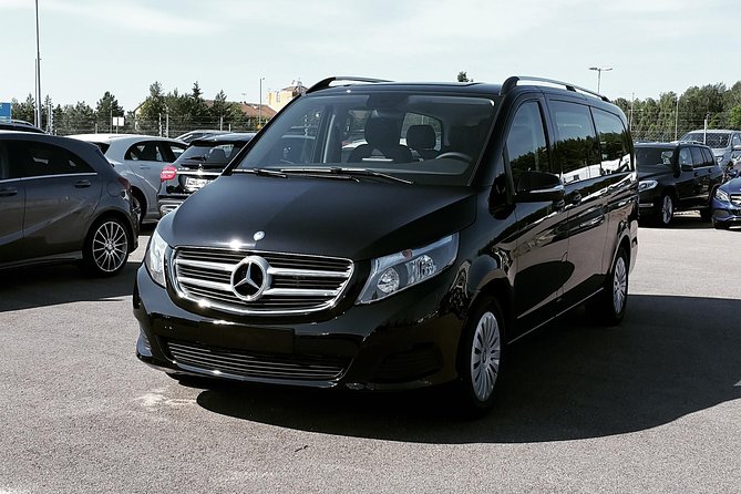 Airport Limousine Transfer: Stockholm City to Arlanda Airport 1-7 Passengers - What the 40-minute journey is like