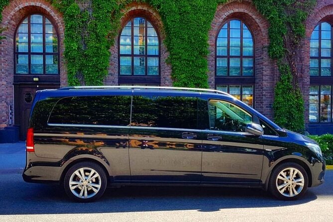 Airport Limousine Transfer: Stockholm City to Arlanda Airport 1-7 Passengers - The strongest feature: arriving on time