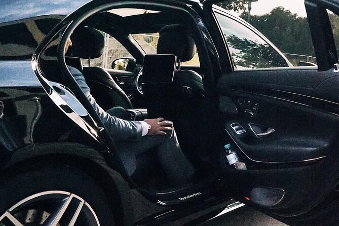 Airport Transfer: Airport ARN to Stockholm by Business Car - Key points at a glance