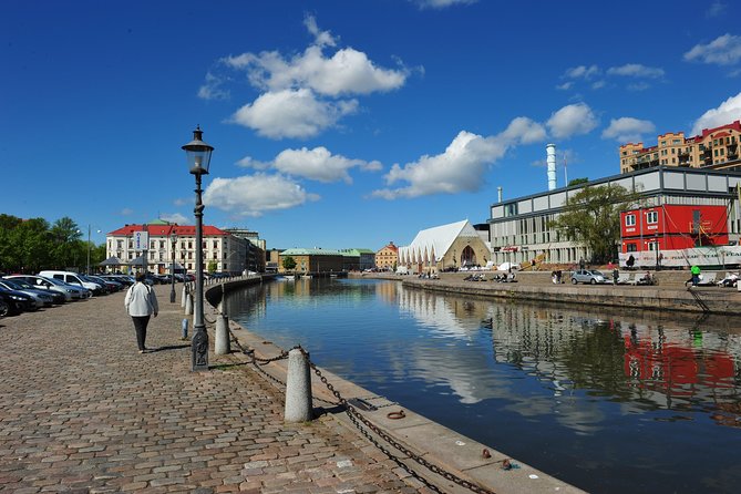 Explore Gothenburg in 60 minutes with a Local - Poseidon and the artistic side of Götaplatsen