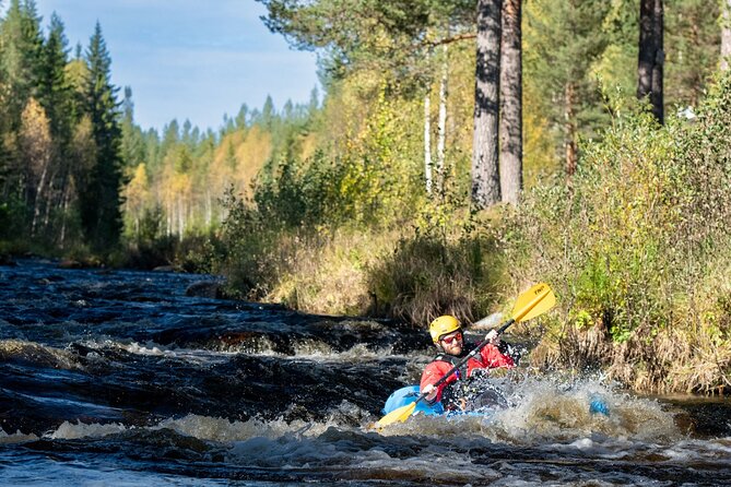 Family Packraft tour in Sälen - Hiking to the river before the paddling begins