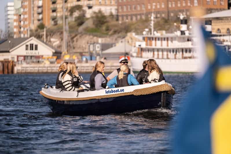 Gothenburg city center: Electric selfdrive boat tour - Kungsparken and the Grand Theater