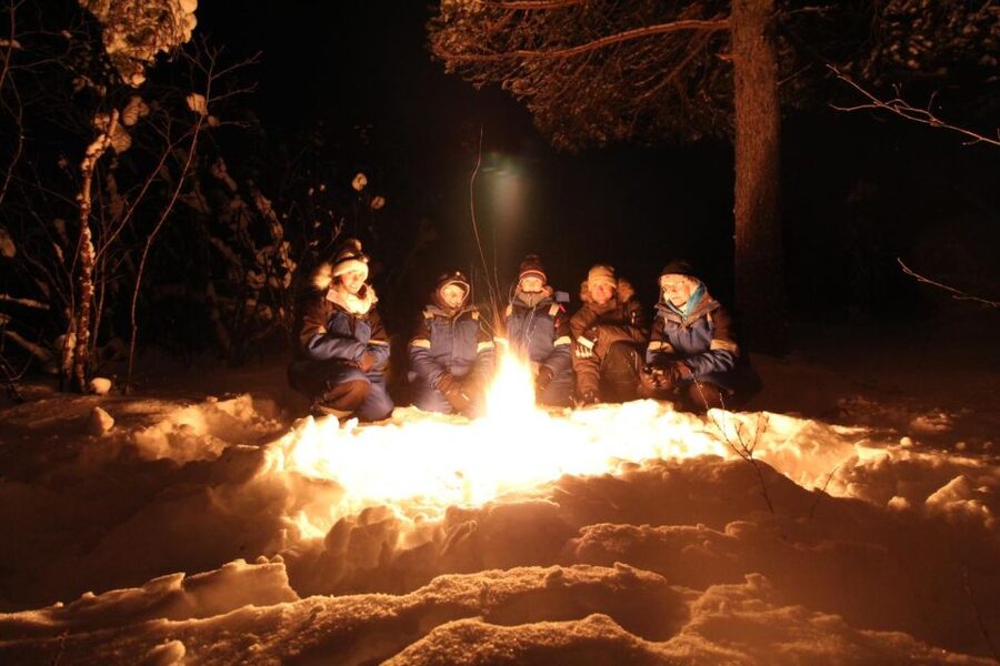 Kiruna: Build your own igloo overnight Tour - Dinner beside the open fire