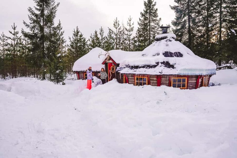Luleå: Guided Dog Sledding Tour - Meeting the dogs before the ride