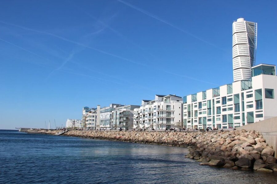 Malmö: Sightseeing and Landmarks tour by bike - Guide languages and the tone of the ride
