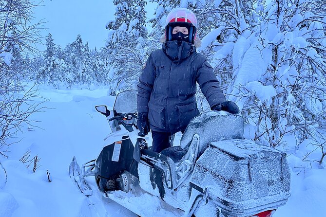 Private snowmobile day tours - Lunch beside a fire on a frozen lake