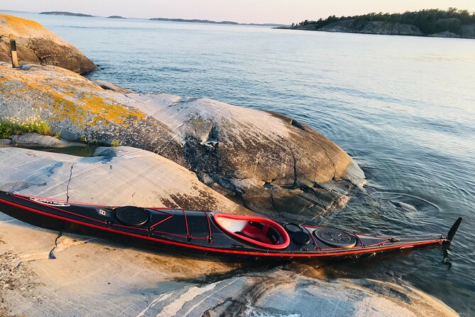 PRIVATE Sunset Kayaking in Stockholm Archipelago Nature Reserve - Choosing the right kayak before sunset