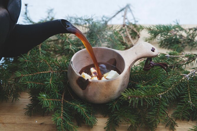 Snowshoe Winter Hike from Stockholm - Building a campfire and eating a warm lunch