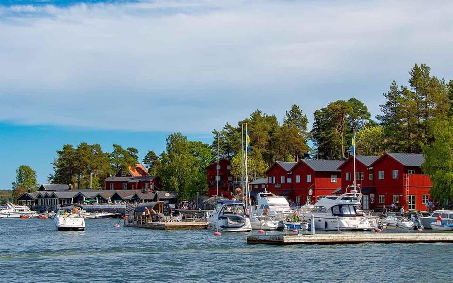 Stockholm: Archipelago Boat Tour - Leaving through Djurgården Canal