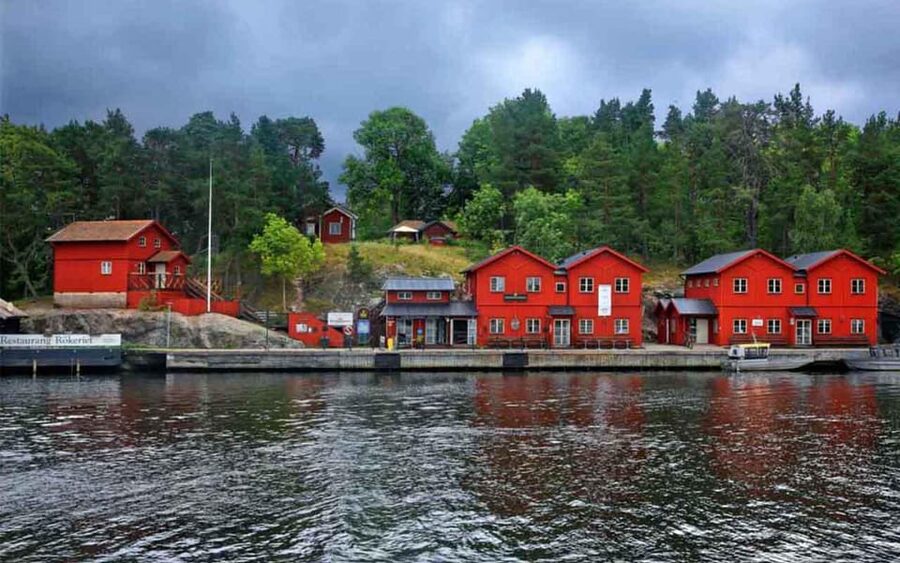 Stockholm: Archipelago Boat Tour - Fjäderholmarna, the first island highlight