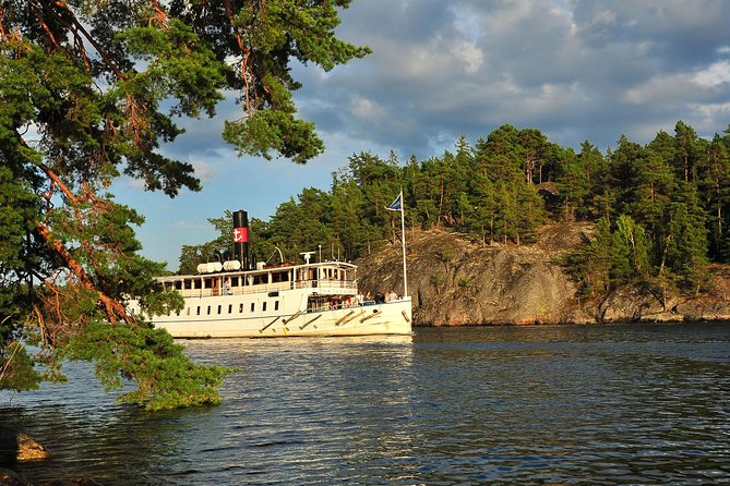 Stockholm Archipelago Cruise with Guide - The long run toward Vaxholm