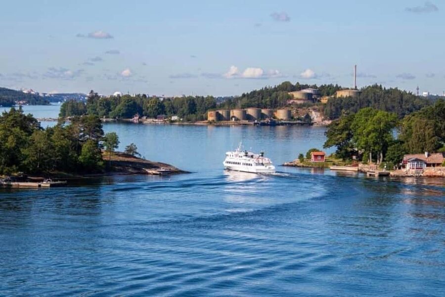 Stockholm: Archipelago Guided Boat & Walking Tour of Vaxholm - Finding the boat at Södra Blasieholmshamnen 9