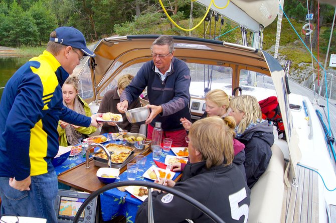 Stockholm Archipelago Sailing Day Tour - Sailing between homes, skerries, and quiet islands