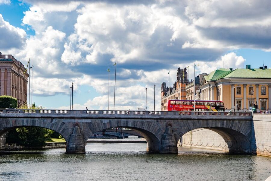 Stockholm: City Sightseeing Hop-On Hop-Off Bus Tour - Audio, staff, and finding the right red bus