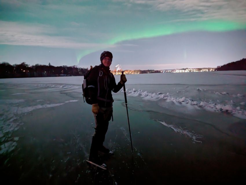 Stockholm: Ice Skating in the Moonlight with Hot Chocolate - The second 45-minute guided skating session