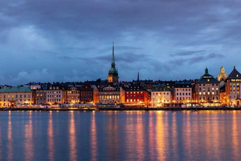 Stockholm: Must-See Attractions Walking Tour with a Guide - The Royal Palace and Stockholm’s royal story