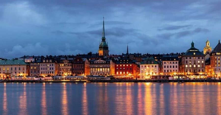 Stockholm: Must-See Attractions Walking Tour with a Guide - Stortorget and the first look at Gamla Stan