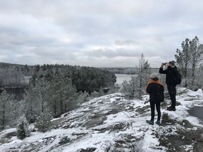 Stockholm: Nature Hike with Campfire Lunch - Building a fire for a hot lunch