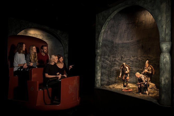 Stockholm Old Town and the Viking Museum, a Small Group Walking Tour - The Royal Palace and Sweden’s shift from war to culture