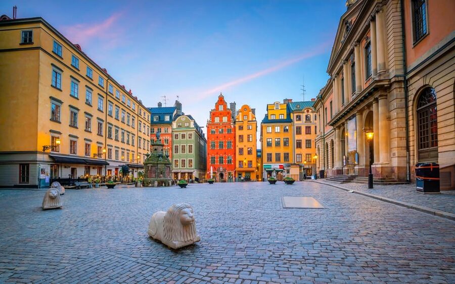 Stockholm: Old Town Highlights Private Walking Tour - What the private guide adds