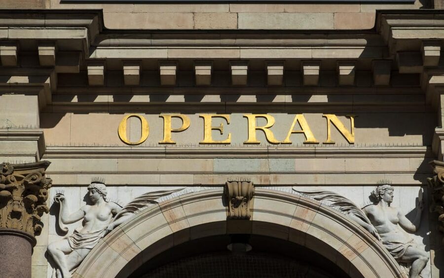 Stockholm: Old Town Highlights Private Walking Tour - Who should choose each version?