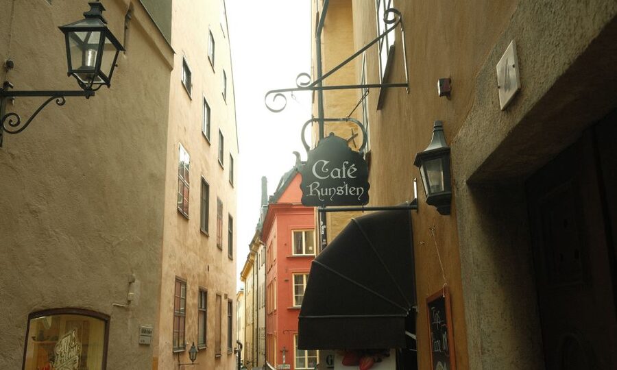 Stockholm: Old Town Self-Guided Tour Learn and solve Puzzles - How the puzzles affect the pace