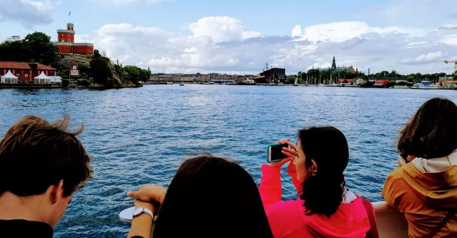 Stockholm: Old Town Walking Tour and the Vasa Museum - Meeting beneath Gamla Stan