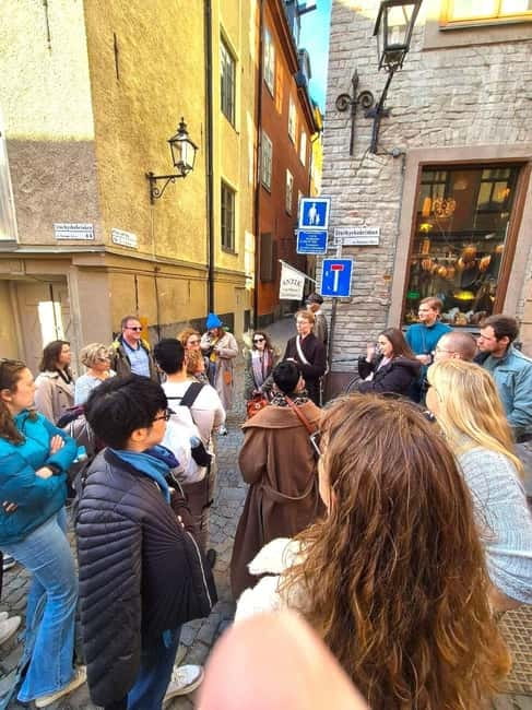 Stockholm: Old Town Walking Tour with Local Guide - Gamla Stan: medieval streets with a living city feel