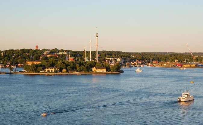 Stockholm: Royal Djurgården Boat Tour - Leaving the city behind on the royal canal