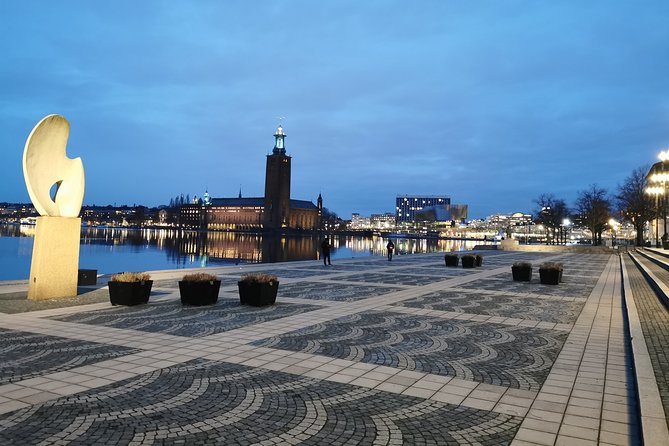 Stockholm Top attractions all-inclusive Gran Tour Winter Edition - Walking through medieval Gamla Stan