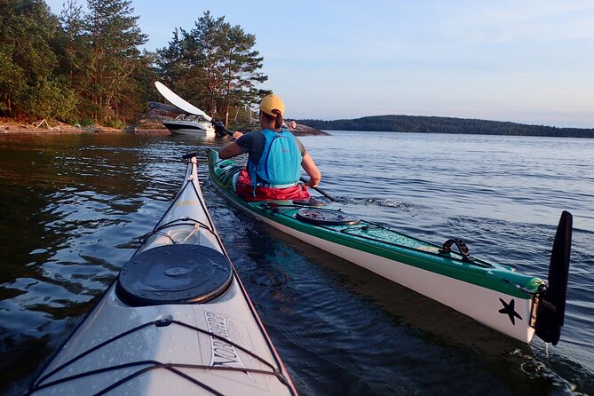 Sunset kayak tour with fika on Stockholms lakeside - Getting on the water for the sunset paddle