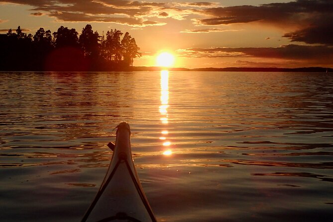 Sunset kayak tour with fika on Stockholms lakeside - A guide who adjusts the plan